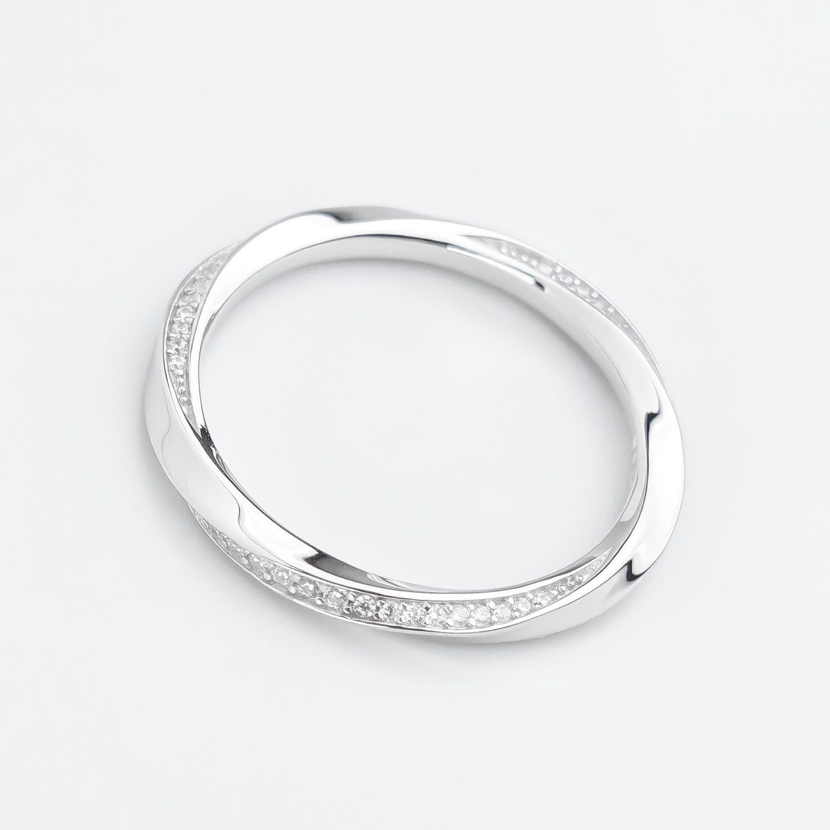 Infinite Flow Möbius Ring