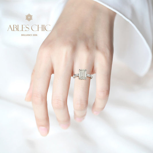 Bague de fiançailles carrée taille émeraude R0895