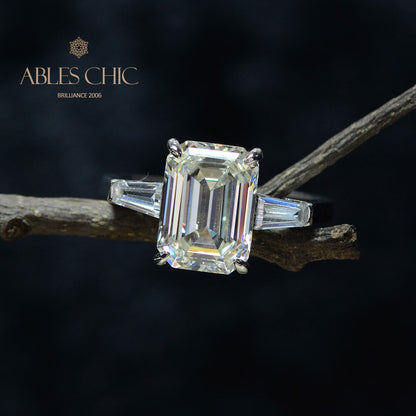 Bague de fiançailles carrée taille émeraude R0895