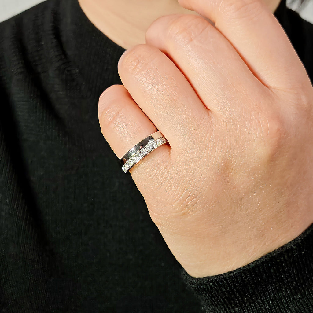 Round Moissanite Strip Band