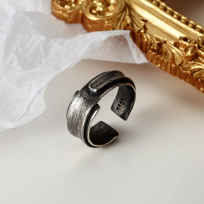 Bague plissée à texture mate antique R1285