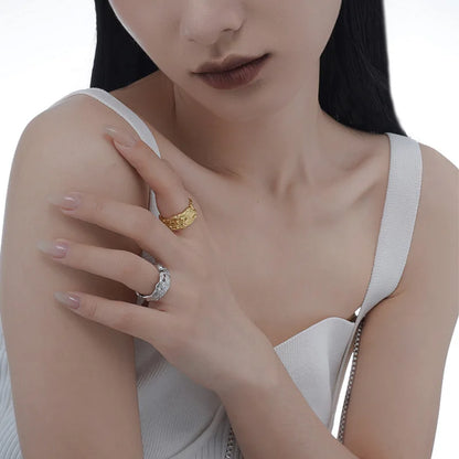 Bague battue irrégulière faite à la main R162