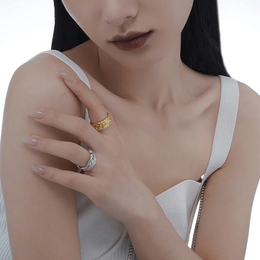 Bague battue irrégulière faite à la main R162
