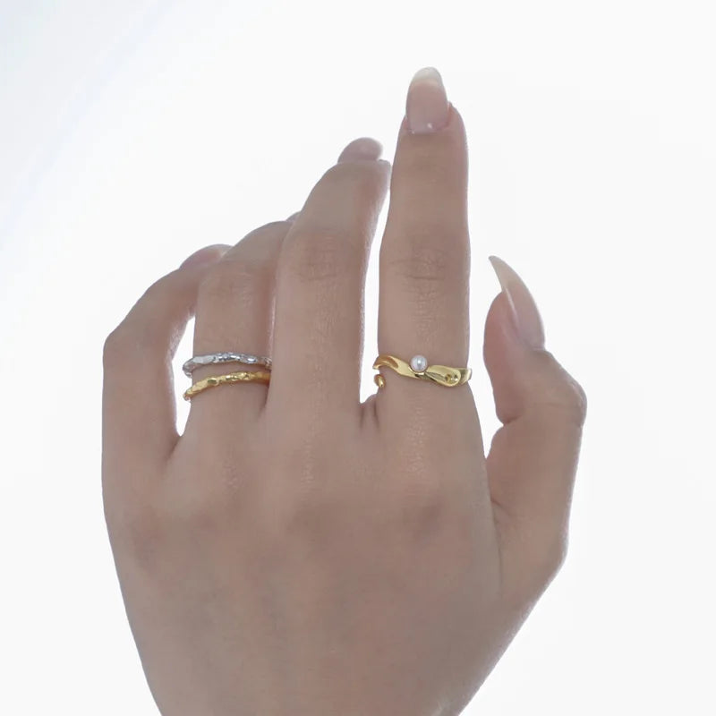 Bague minimaliste en perles de coquillage R1034