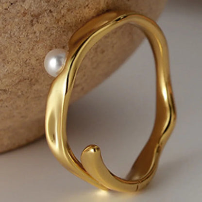 Bague minimaliste en perles de coquillage R1034
