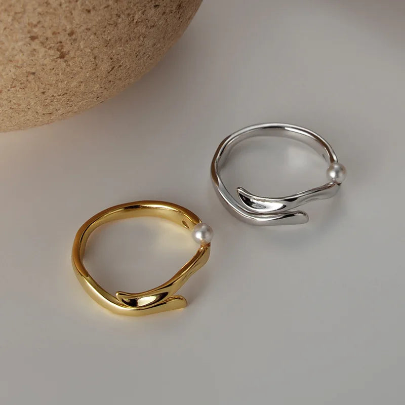 Bague minimaliste en perles de coquillage R1034