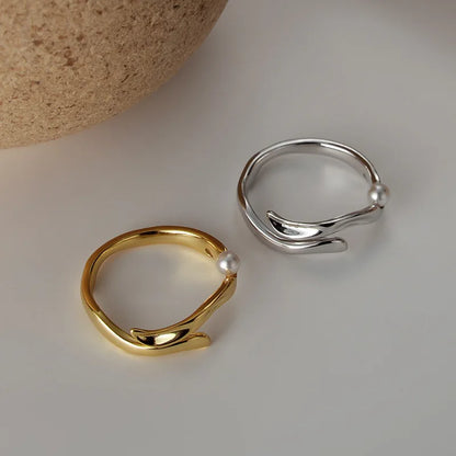 Bague minimaliste en perles de coquillage R1034