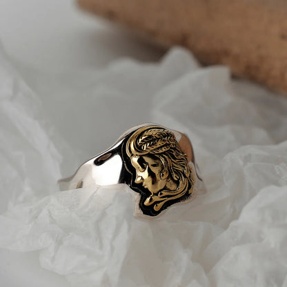 Bague irrégulière médaillon de la reine R1500