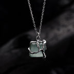 Pendentif irrégulier en jade vert N1051