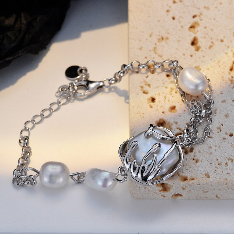 Bracelet multi-chaînes enveloppé de perles baroques B1049