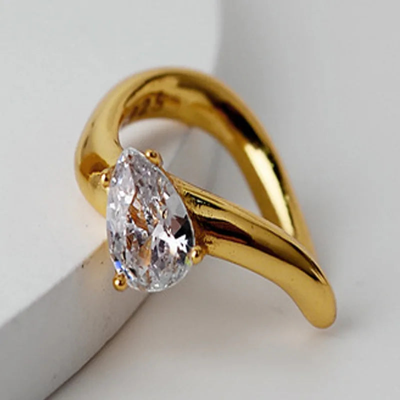 Boucle d'oreille ondulée solitaire CZ E1037, 1 pièce