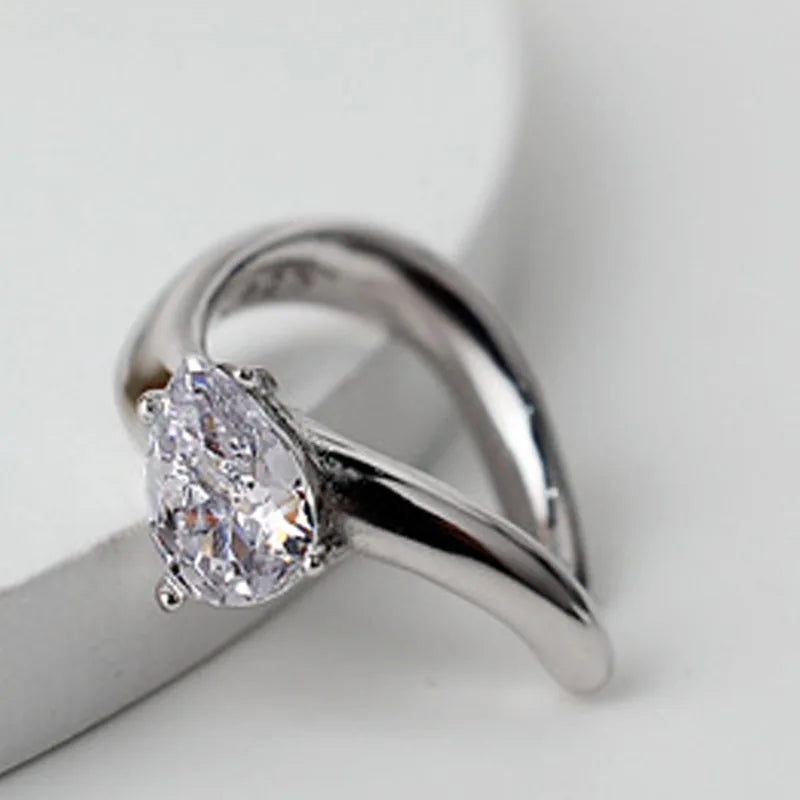 Boucle d'oreille ondulée solitaire CZ E1037, 1 pièce