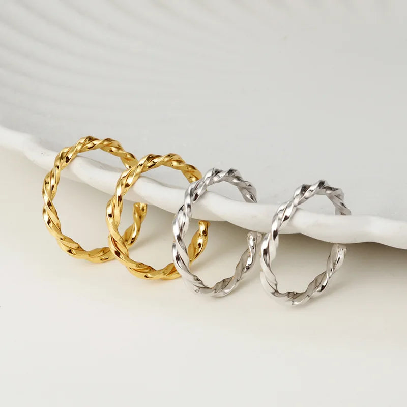 Anneau irrégulier à bande torsadée R1156