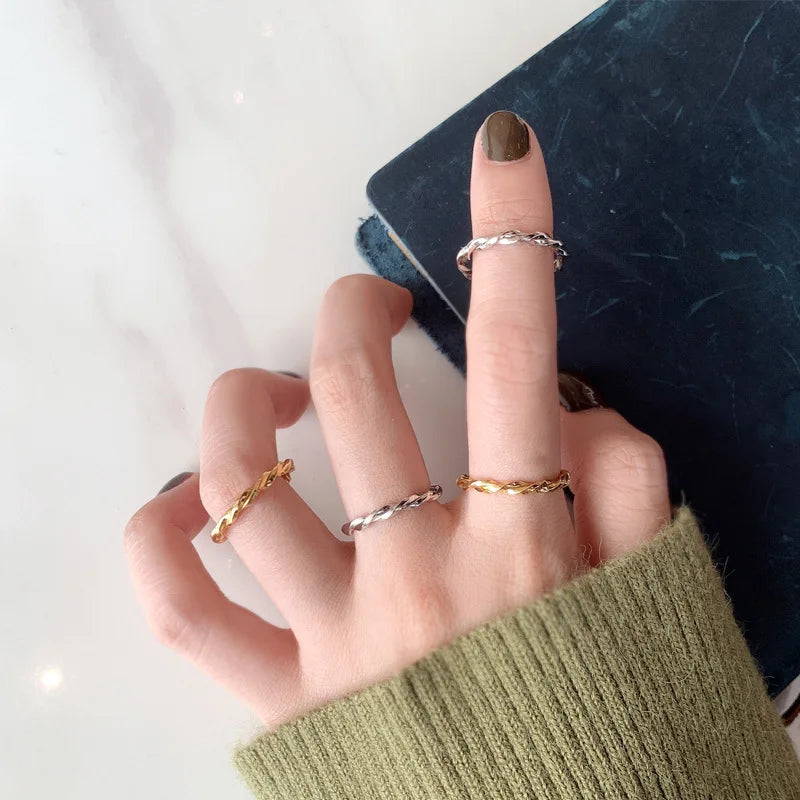 Anneau irrégulier à bande torsadée R1156