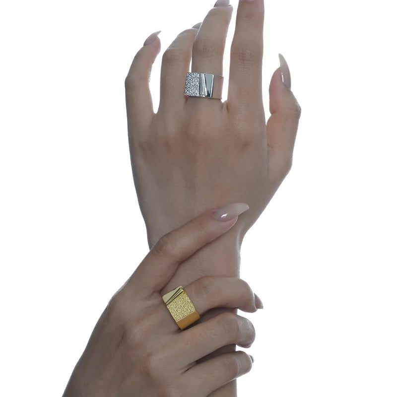 Bague large battue faite à la main R158