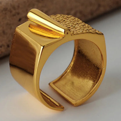 Bague large battue faite à la main R158