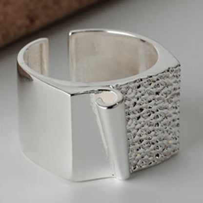 Bague large battue faite à la main R158