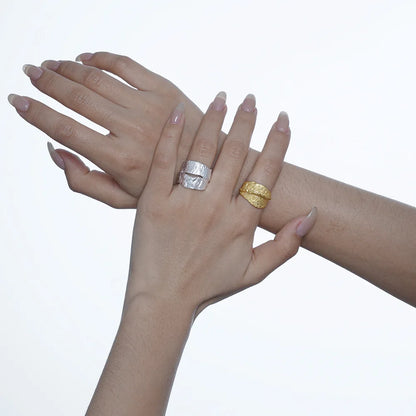 Bague large motif martelé R149