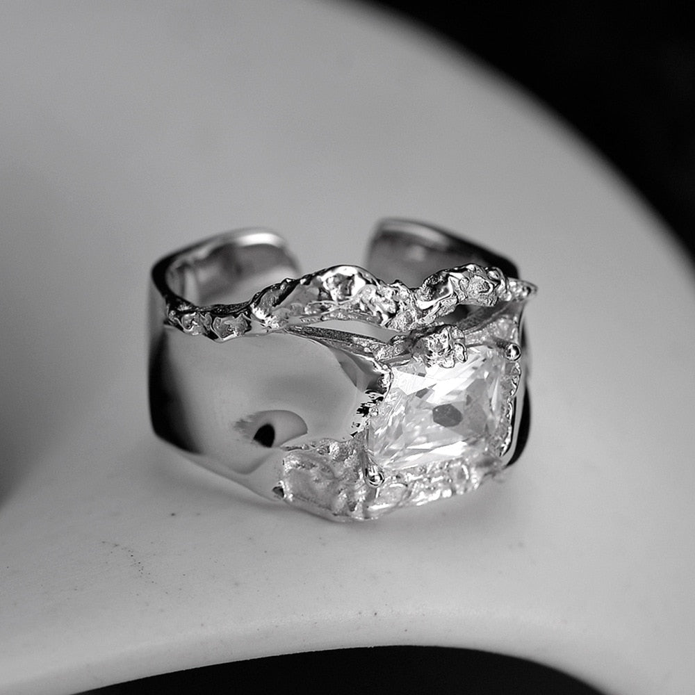 Bague à motif extraterrestre en pierre carrée R1198