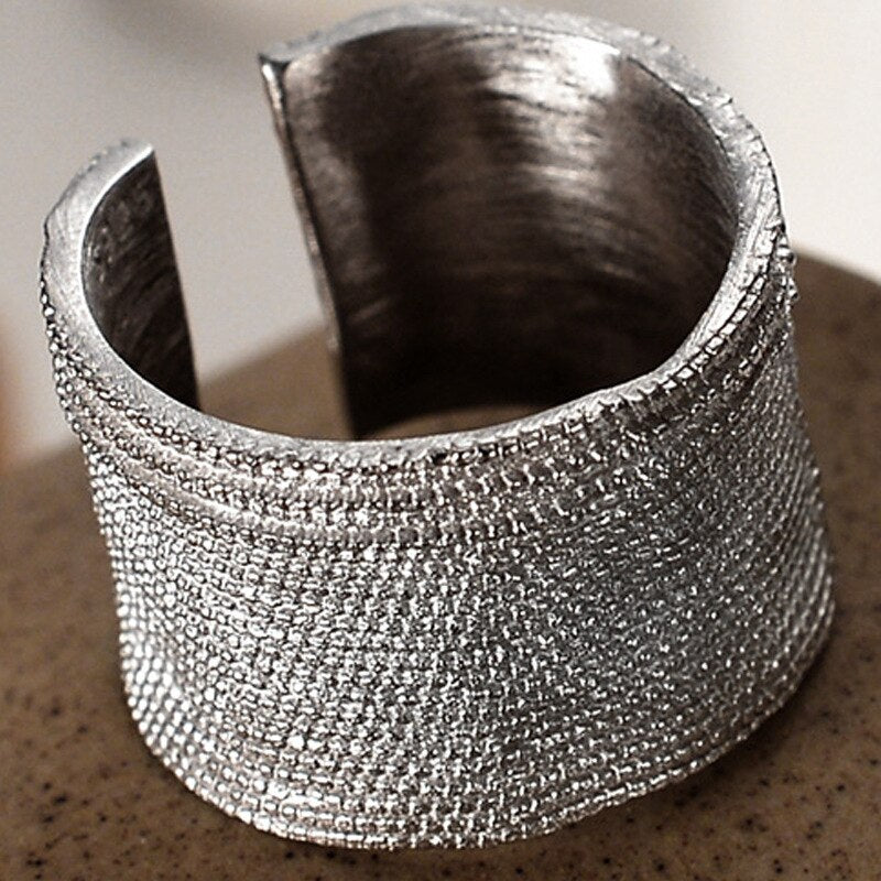 Anneau ouvert à texture de tissu large R1264