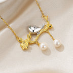 Collier oiseau de perles d'eau douce sur un brindille PN1029