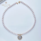Collier de perles Akoya avec pièce de monnaie byzantine Athéna