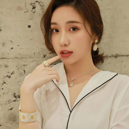 Bague ouverte riche et florale avec étoiles soyeuses 5707