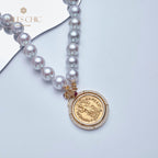 Collier médaillon réversible en perles d'Akoya et pièce de monnaie byzantine