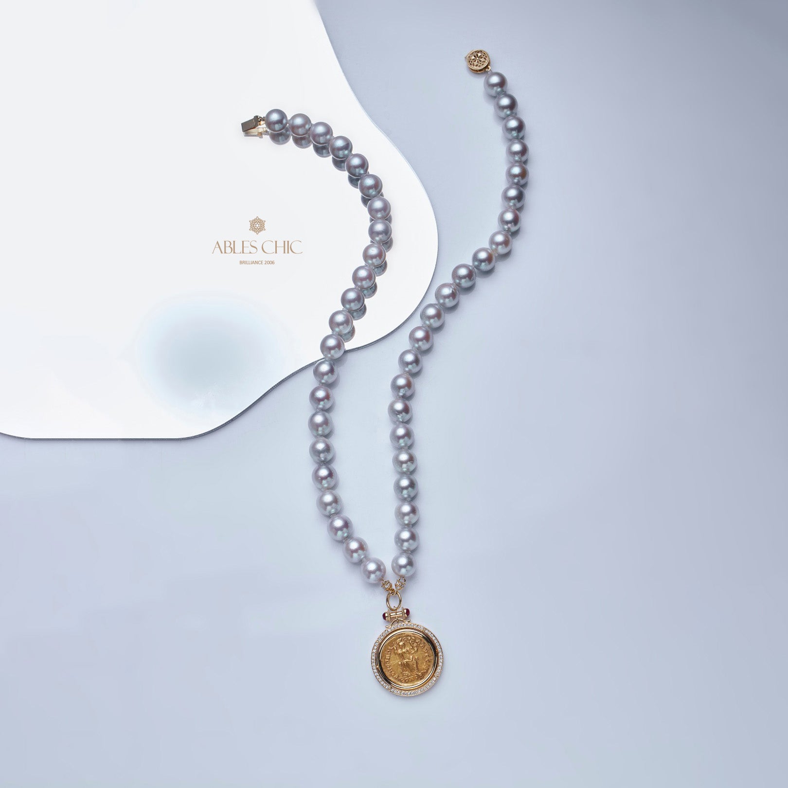 Collier médaillon réversible en perles d'Akoya et pièce de monnaie byzantine