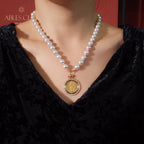 Collier médaillon réversible en perles d'Akoya et pièce de monnaie byzantine